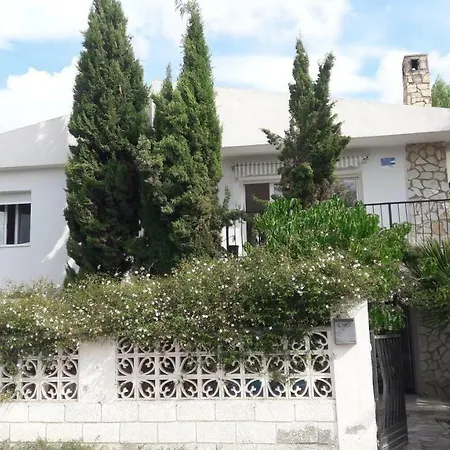 Maria Con Jardin Mediterraneo